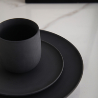 Ensemble de vaisselle en céramique de luxe minimaliste Bol et assiette en argile durable noir mat pour un usage domestique Passe au lave-vaisselle