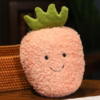 Peluche fraise rose souriante de dessin animé, personnalisable, mignonne, jouet réaliste, pour machine à griffes, peluche à lancer pour mariage, vente en gros