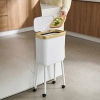 Lixeira de Cozinha Móvel com Rodas, Design de Pernas Altas, Tampa Articulada, Borda Dourada, Antiodor, Plástico Ecológico