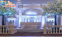 Décor contemporain moderne dans les coulisses d'un mariage marocain Toile de fond moderne magique pour votre mariage royal indien moderne canapé trône royaume-uni