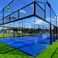 Piste de padel panoramique complète FIP Standard avec structure en acier galvanisé renforcé et jointure de verre sans soudure pour hôtels de luxe et complexes hôteliers