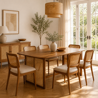 Table à manger en bois avec panneaux tressés style cannage, base à pieds ouverts et plateau arrondi pour salle à manger