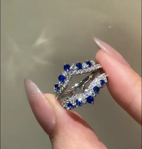 Bague de mariage tendance en plaqué or blanc et jaune pour femme, avec moissanite 925 taille brillant et pierres bleues et blanches, style éternité complète - Product Image 2