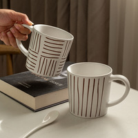 Mug en céramique couleur café minimaliste avec design linéaire, anti-fuite et compatible micro-ondes ; Cadeau élégant pour couples, idéal pour les événements