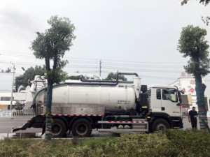Camión <span class=keywords><strong>de</strong></span> succión <span class=keywords><strong>de</strong></span> aguas residuales al vacío 6CBM 10cbm Hino 1suzu 6X4 camión <span class=keywords><strong>de</strong></span> succión <span class=keywords><strong>de</strong></span> aguas residuales camión <span class=keywords><strong>de</strong></span> chorro hidráulico <span class=keywords><strong>empresa</strong></span> <span class=keywords><strong>de</strong></span> tratamiento <span class=keywords><strong>de</strong></span> aguas residuales - Product Image 3