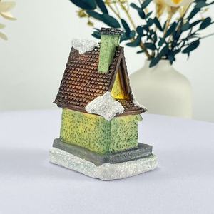 Maison de village de Noël lumineuse faite à la main de haute qualité, adorable miniature architecturale recouverte de neige, décoration de table - Product Image 3