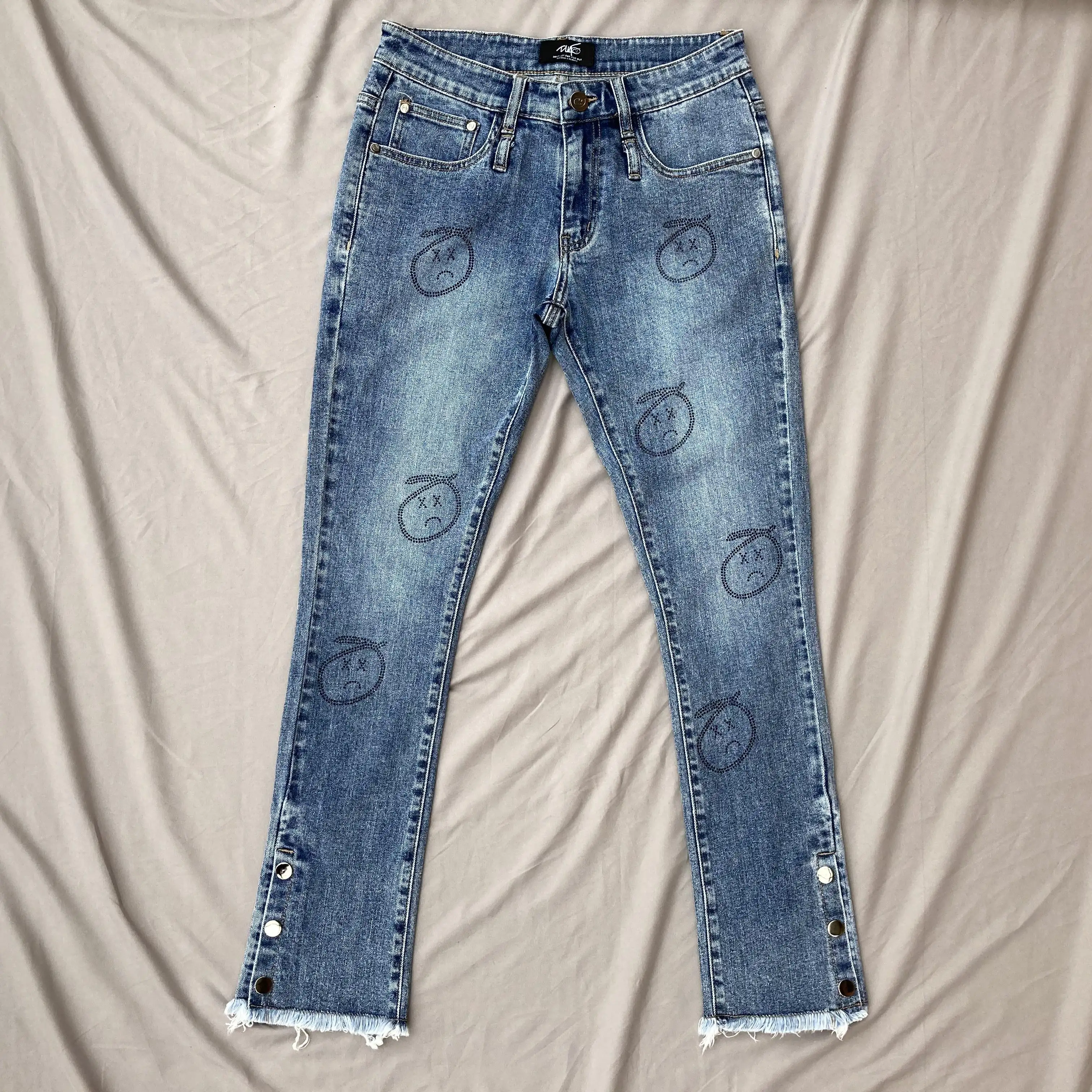 DENIMGUYS pantaloni personalizzati con logo di strass di alta qualità da uomo con fondo a bottone jeans skinny alla moda