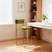 Tabouret de bar moderne à hauteur de comptoir en velours vert avec cadre en métal doré et repose-pieds