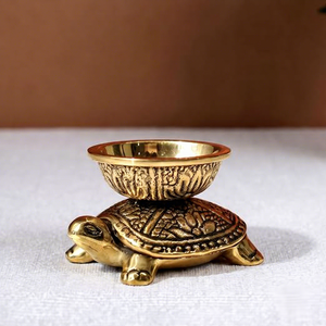 Diya en laiton plaqué or en forme de tortue avec motif sculpté pour la prière et la décoration - Product Image 3