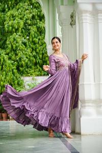 Robe Anarkali de créateur en soie Vichitra de la meilleure qualité avec des broderies Zari et de fils, tenue Anarkali pour les fêtes, vente à l'exportation - Product Image 3