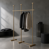 Porte-vêtements de luxe à 3 piliers en or brossé, support de présentation de vêtements à charge lourde pour boutique de prêt-à-porter, dimensions personnalisées, directement de l'usine