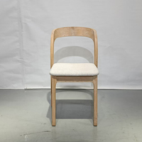 Chaise d'événement empilable en bois massif avec dossier incurvé, style nordique moderne de luxe, pour location