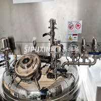 Homogénéisateur sous vide de 1000 L avec mélangeur émulsifiant, chauffage à vapeur par pompe à moteur et levage hydraulique pour la production de crèmes cosmétiques