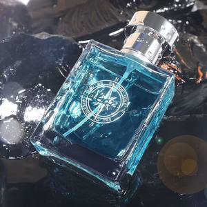 <span class=keywords><strong>Eau</strong></span> <span class=keywords><strong>de</strong></span> Cologne pour homme bleu clair épicée avec des notes marines Parfum original 50 ml Vaporisateur Style classique naturel pour les rendez-vous et le bureau - Product Image 4