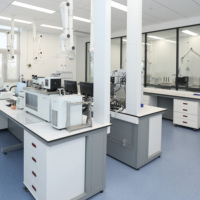 Mesa de Laboratorio Moderna con Estructura en C, Mueble Móvil de Acero Resistente, Superficie de Resina Epoxi Anticorrosiva para Uso Industrial y Escolar