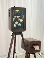 Photomaton en bois de luxe avec imprimante instantanée, kiosque à selfies pour location d'événements de mariage et de fêtes.