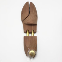 Embauchoirs en bois de cèdre rouge aromatique à double tube avec pointe en métal doré, tailles 35-48, 100% contrôle qualité, emballage personnalisé, pour maintenir la forme des chaussures