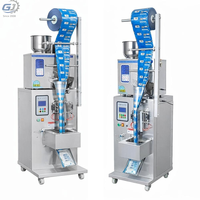 Kleine automatische machine voor het vullen, verpakken en sealen van sinaasappelsap in zakjes voor thuisgebruik.