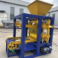 Machine de production de briques hydraulique QT4-24 avec solutions de moules personnalisées