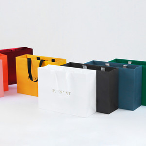 Bolsa de papel impresa personalizada con su propio logotipo para ropa de compras Superficie laminada Offset e impresión digital manejada - Product Image 5