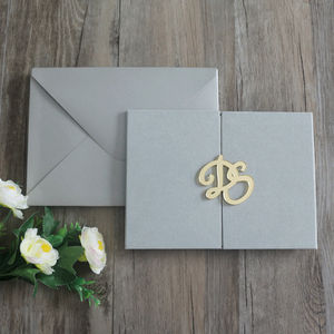 Cartes d'invitation de mariage personnalisées en velours avec monogramme en acrylique - Product Image 6