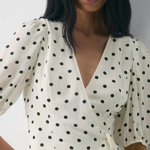 Blusa Elegante Blanca con Estampado de Lunares, Cuello en V, Manga Corta Abullonada, Cintura con Lazo, de Chifón, para Uso Casual y de Oficina - Product Image 3