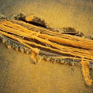 Shorts en jean vintage déchirés teints à la boue jaune, respirants, couleur contrastée personnalisée, tendance punk pour hommes - Product Image 6