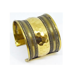 Manchette vintage de Noël en laiton massif 2024, bijoux pour femme, design grille en laiton lourd, bijoux imprimés pour l'hiver - Product Image 1