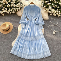 Robe midi décontractée pour femme, élégante, blanche, à manches longues, coupe trapèze, avec empiècements en dentelle, col montant, découpes et volants, pour le quotidien et les vacances