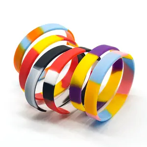 Bracelet en silicone de couleur mélangée segmenté multicolore personnalisé Bracelet en silicone de cadeau de fête avec logo d'entreprise