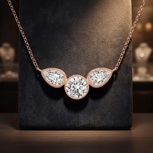 Colgante de Diamante Cultivado en Laboratorio con Corte Pera Redondo de Tres Piedras en Oro de 10K, 14K, 18K y Plata de Ley 925, 935 - Product Image 1