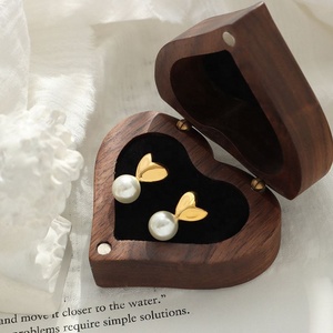 Boucles d'oreilles clous en acier inoxydable de luxe INS, style japonais et coréen, avec perle légère géométrique et placage or, polyvalentes et tendance - Product Image 3