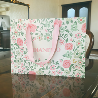 Sac cadeau en papier floral aquarelle rose clair avec poignée en ruban de satin rose assorti, logo personnalisé en feuille d'or, sac de shopping boutique