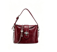 Sacs pour femmes : Nouveau sac seau noir tendance à chaîne avec motifs ondulés ; Sac à bandoulière haut de gamme avec design panier tressé.