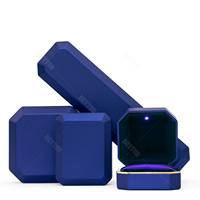 Nouvelle conception de petite boîte à bijoux en velours avec lumière LED, peinture au four, pour collier, bracelet, montre, bague, avec logo