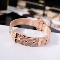 Gelang Jam Tangan Wanita Baja Titanium Berlapis Emas Kustom Roman Latar Belakang Hitam Tahan Minyak Anti Luntur Desain Sederhana