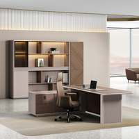 Bureau de direction avec armoire latérale, bureau moderne avec éclairage LED, grand poste de travail pour le bureau à domicile et les entreprises