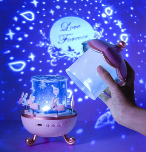 Cadeau de Noël pour enfants Boîte à musique <span class=keywords><strong>rotative</strong></span> à 360 degrés Cabanes tournantes Projecteur d'étoiles nébuleuses Lampe de <span class=keywords><strong>projection</strong></span> de dessins animés LED Lampe de nuit rechargeable - Product Image 3