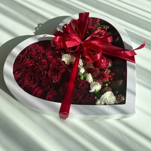 Caja de Regalo Grande de Cartón para Charcutería, Dulces, Chocolate y Fresas, en Forma de Corazón, con Ventana Transparente - Product Image 1