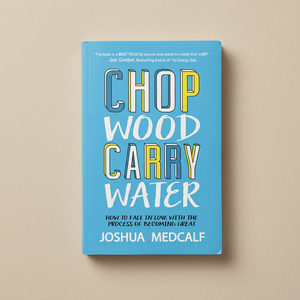 Chop Wood Carry Water de Joshua Medcalf, livre sur la résistance mentale et la croissance personnelle, édition brochée - Product Image 4
