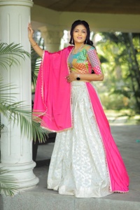 Top qualité Designer mère fille soie Lehenga Choli avec chemisier en soie lourde non cousue à vendre à l'exportation - Product Image 3