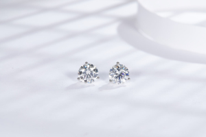 D Vvs Qualité Platine Or Argent Plaqué 3 Prong Réglage Rond 1CT Cubic Zirconia Boucles D'oreilles Goujons - Product Image 3