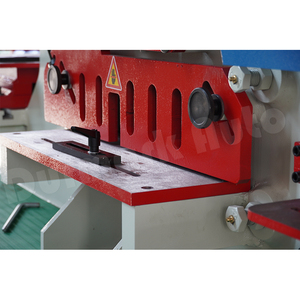 Punzonadora de hierro combinada de chapa hidráulica profesional con prensa de <span class=keywords><strong>90</strong></span> toneladas - Product Image 4
