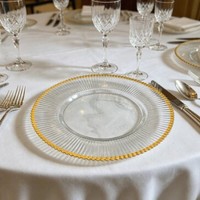 Assiettes de présentation dorées de 13 pouces, assiettes de présentation transparentes avec bord doré, assiettes de présentation en plastique pour dîner, fête de famille et mariage
