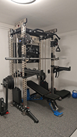Ensemble d'équipement de fitness à domicile en gros : Station de musculation à câble avec pile de poids, rack Smith pour squats, bancs et supports pour exercices pectoraux