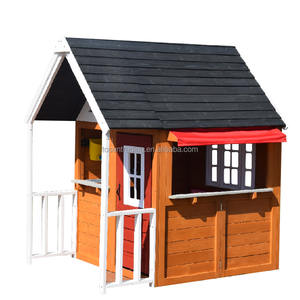 Casa de juegos infantil de madera para exteriores con techo de asfalto negro, puerta roja y porche blanco. Casa de juegos infantil resistente. - Product Image 4