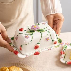Beurrier en céramique à motif de fraises en relief créatif - Product Image 1