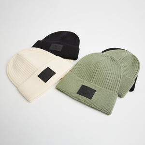 Gorro Personalizado Lanhai con Parche |   Gorro de Invierno con Parche de Cuero, Personaliza con el Logotipo de tu Empresa, Gorro para Empleados - Product Image 2