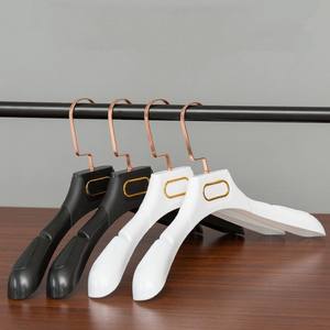 Lavinia nouveau grand cintre en plastique noir blanc antidérapant de haute qualité pour manteau large cintre d'épaule en plastique - Product Image 2