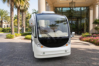 Véhicule utilitaire électrique 72V homologué pour la route avec caisse fermée et porte à enroulement pour les centres de villégiature, les hôtels et la logistique